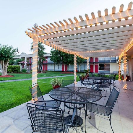 Ramada By Wyndham New Iberia Hotel Exterior foto